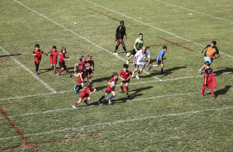 Filles et garçons sur un terrain de foot dans un QPV