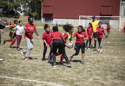 Une équipe de filles jouant au rugby